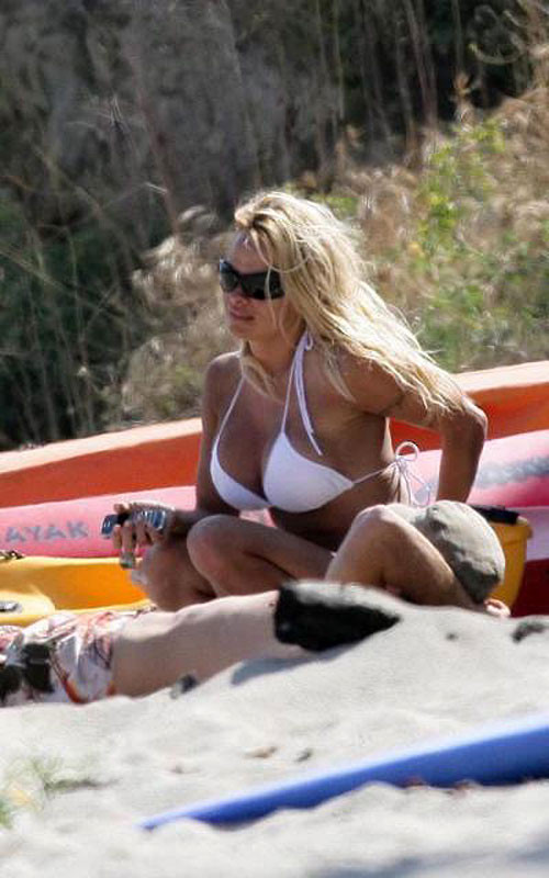Pam anderson mostra un bel corpo e grandi tette sulla spiaggia
 #75377416