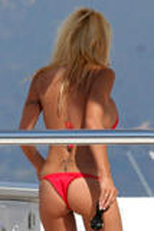 Pam Anderson zeigt schönen Körper und große Titten am Strand
 #75377425