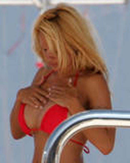 Pam Anderson zeigt schönen Körper und große Titten am Strand
 #75377431