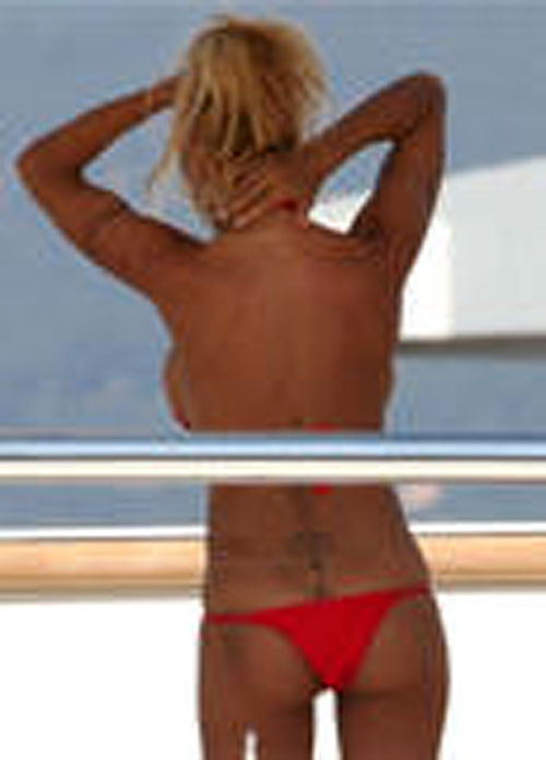 Pam Anderson zeigt schönen Körper und große Titten am Strand
 #75377435