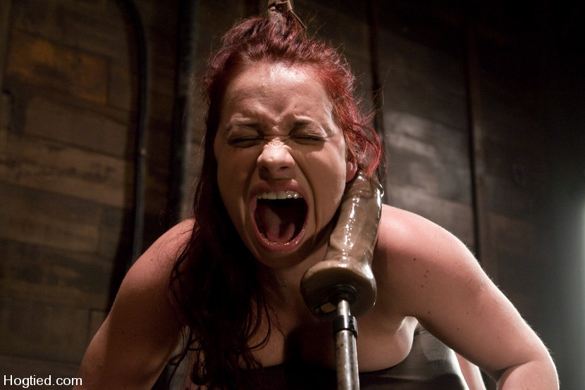 Una rubia caliente y afeitada es atada, follada y forzada a eyacular.
 #72092831