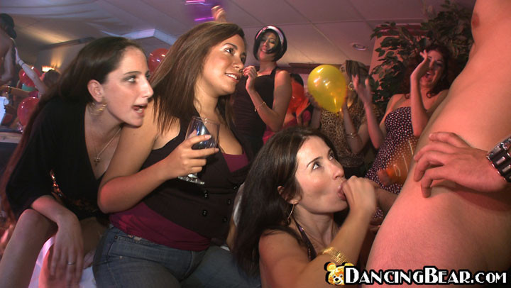 Partysex mit Stripperinnen in der Öffentlichkeit
 #78903198