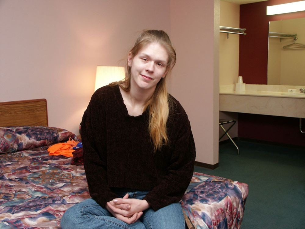 Une blonde nerveuse pour sa première fois se déshabille pour de l'argent dans une chambre de motel.
 #73908896