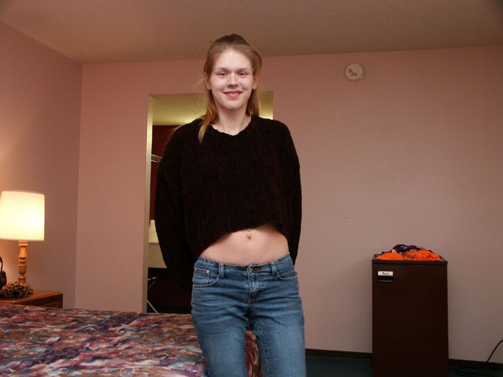 Une blonde nerveuse pour sa première fois se déshabille pour de l'argent dans une chambre de motel.
 #73908908