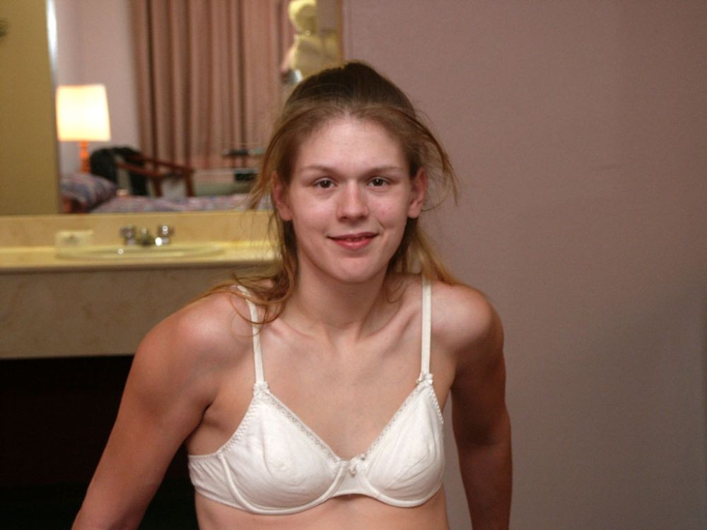 Une blonde nerveuse pour sa première fois se déshabille pour de l'argent dans une chambre de motel.
 #73908990