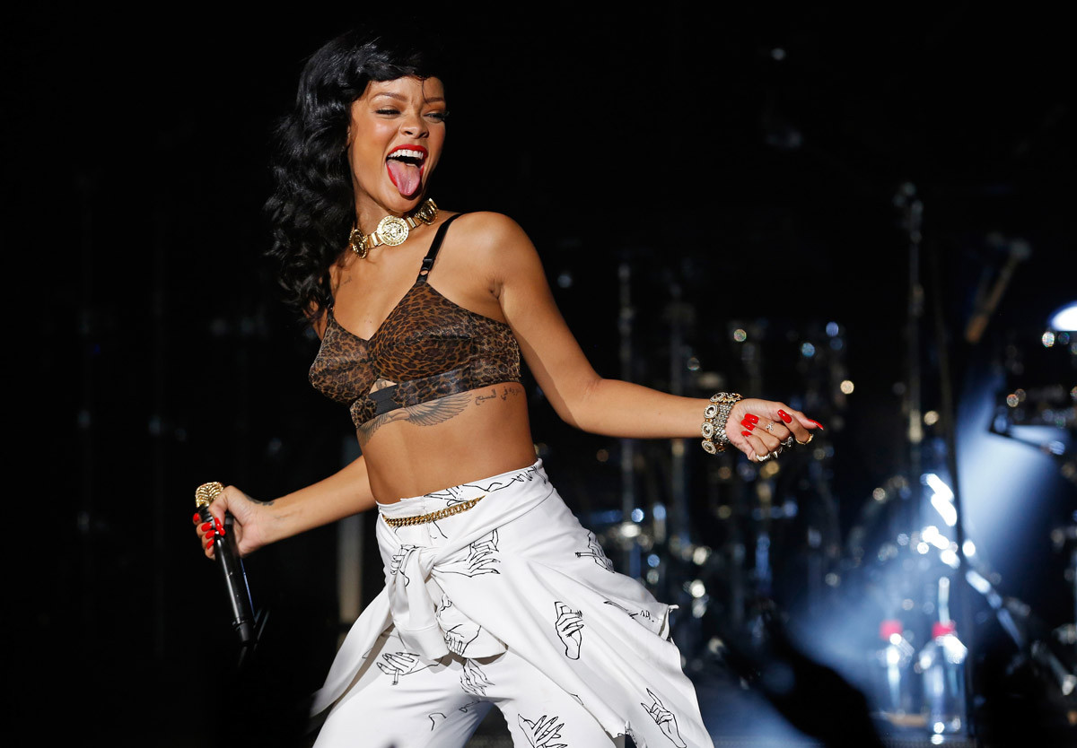 Rihanna sexy booty actuando en el escenario
 #75247892