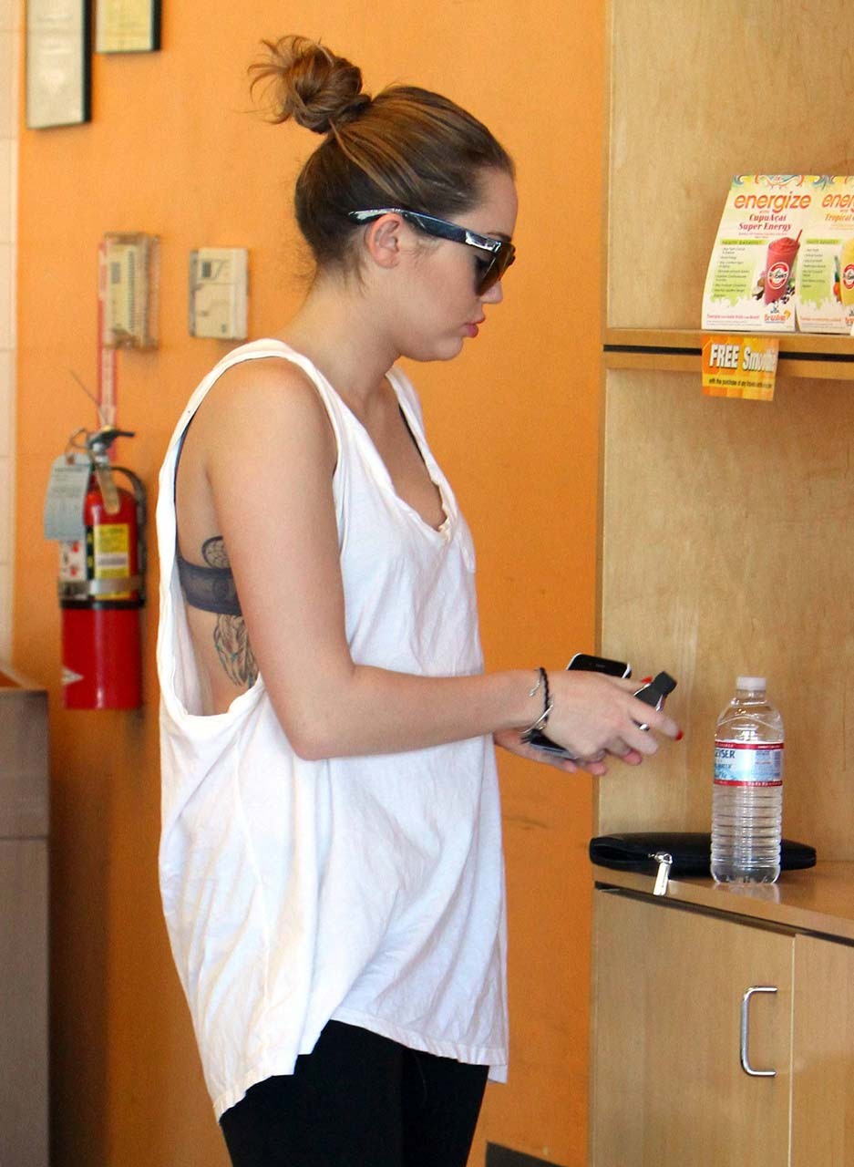 Miley cyrus mostrando su sujetador transparente en unas fotos sexy de paparazzi
 #75317824