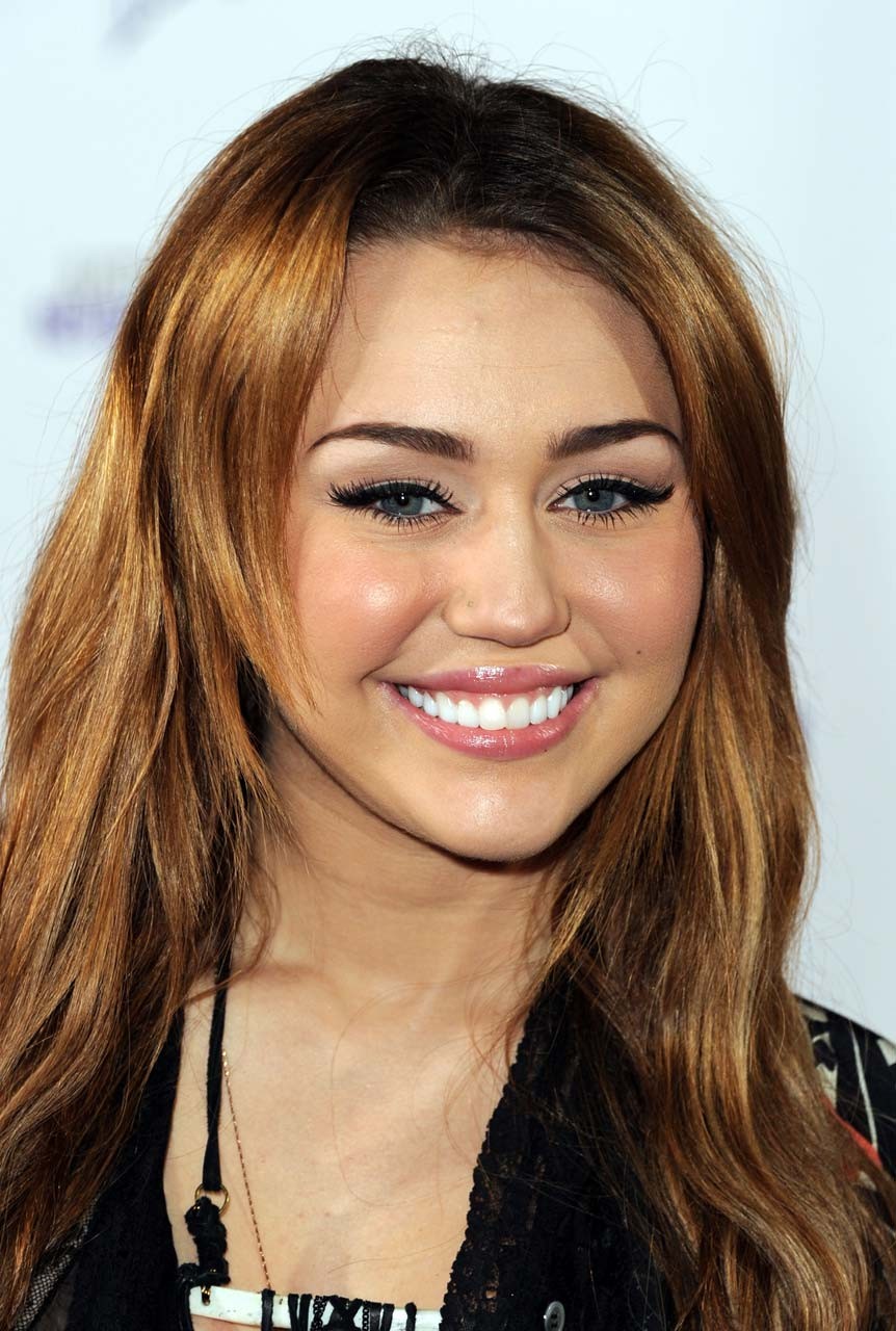 Miley Cyrus che mostra il suo reggiseno see thru in alcune foto sexy dei paparazzi
 #75317840