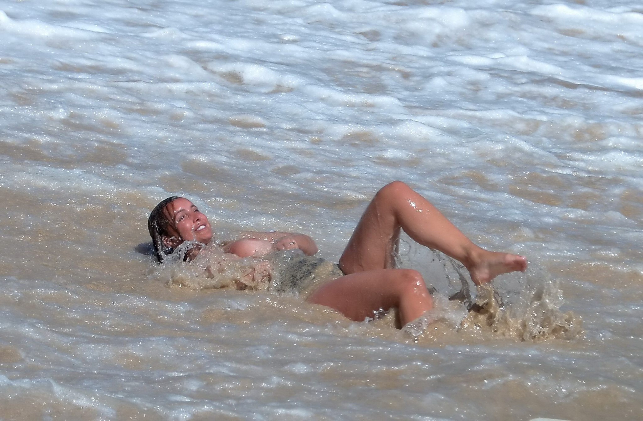 Louise Redknapp zeigt ihre großen nackten Brüste am Strand in Stbarts
 #75174264