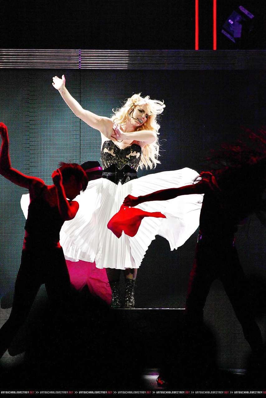 Britney spears poco cameltoe y sexy en mallas en el escenario captado por los paparazzi
 #75297706