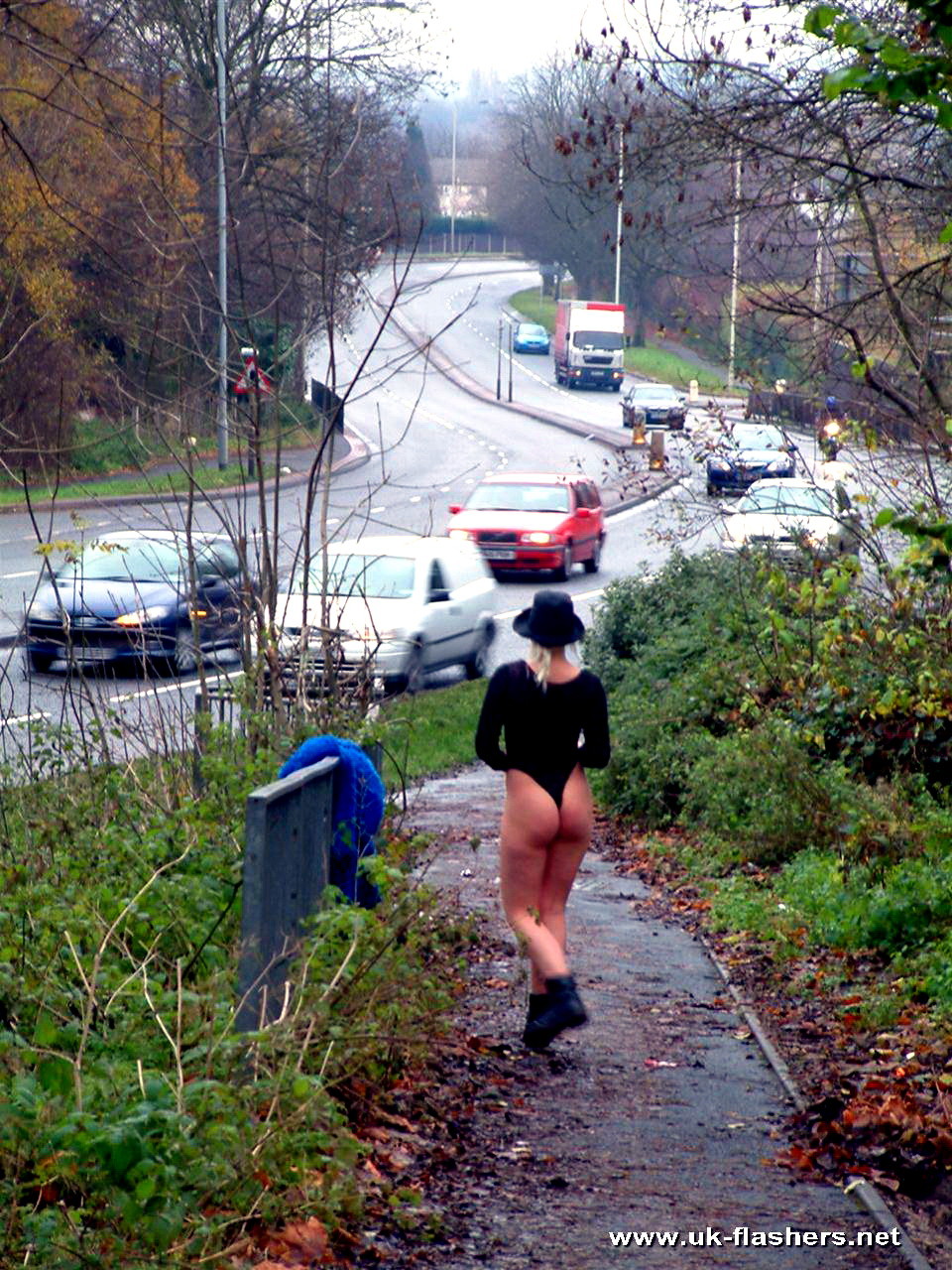 Teen Blondine Exhibitionist nackt in der Öffentlichkeit und blinkt Verkehr mit englischen Kollegen
 #74636083