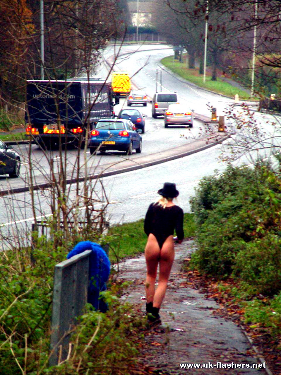 Teen Blondine Exhibitionist nackt in der Öffentlichkeit und blinkt Verkehr mit englischen Kollegen
 #74636108