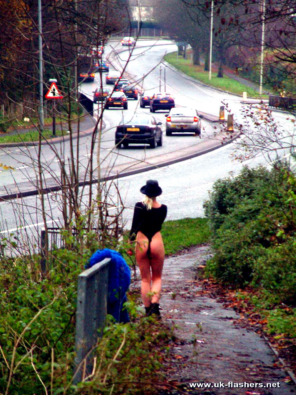 Jeune blonde exhibitionniste nue en public et flashant la circulation avec une colle anglaise
 #74636117