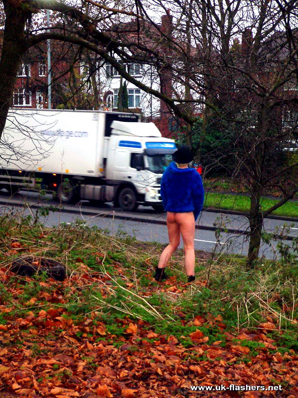 Joven rubia exhibicionista desnuda en público y exhibiendo el tráfico con el cole inglés
 #74636157