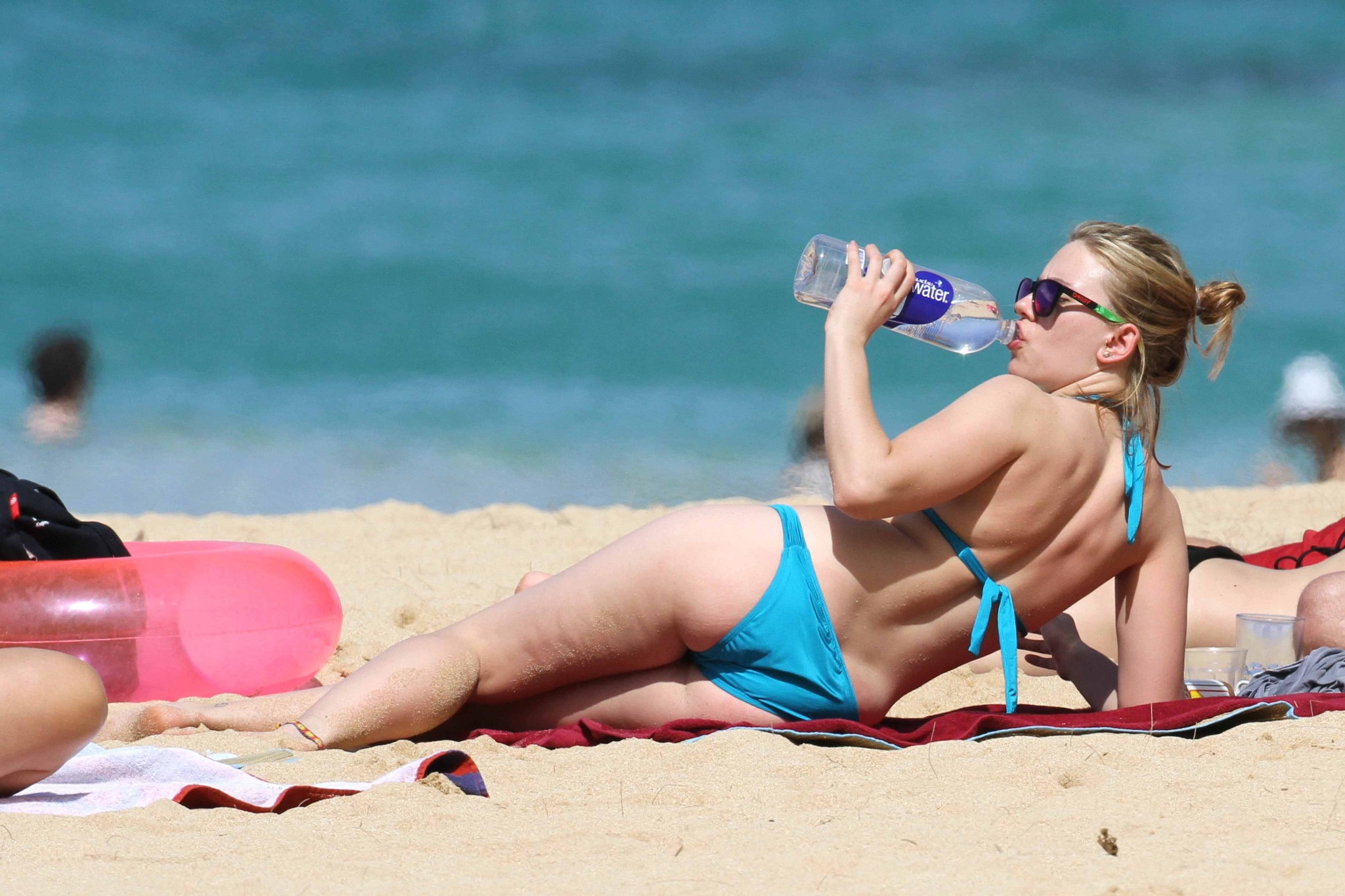Scarlett johansson portant un bikini bleu ciel sur une plage hawaïenne.
 #75274370