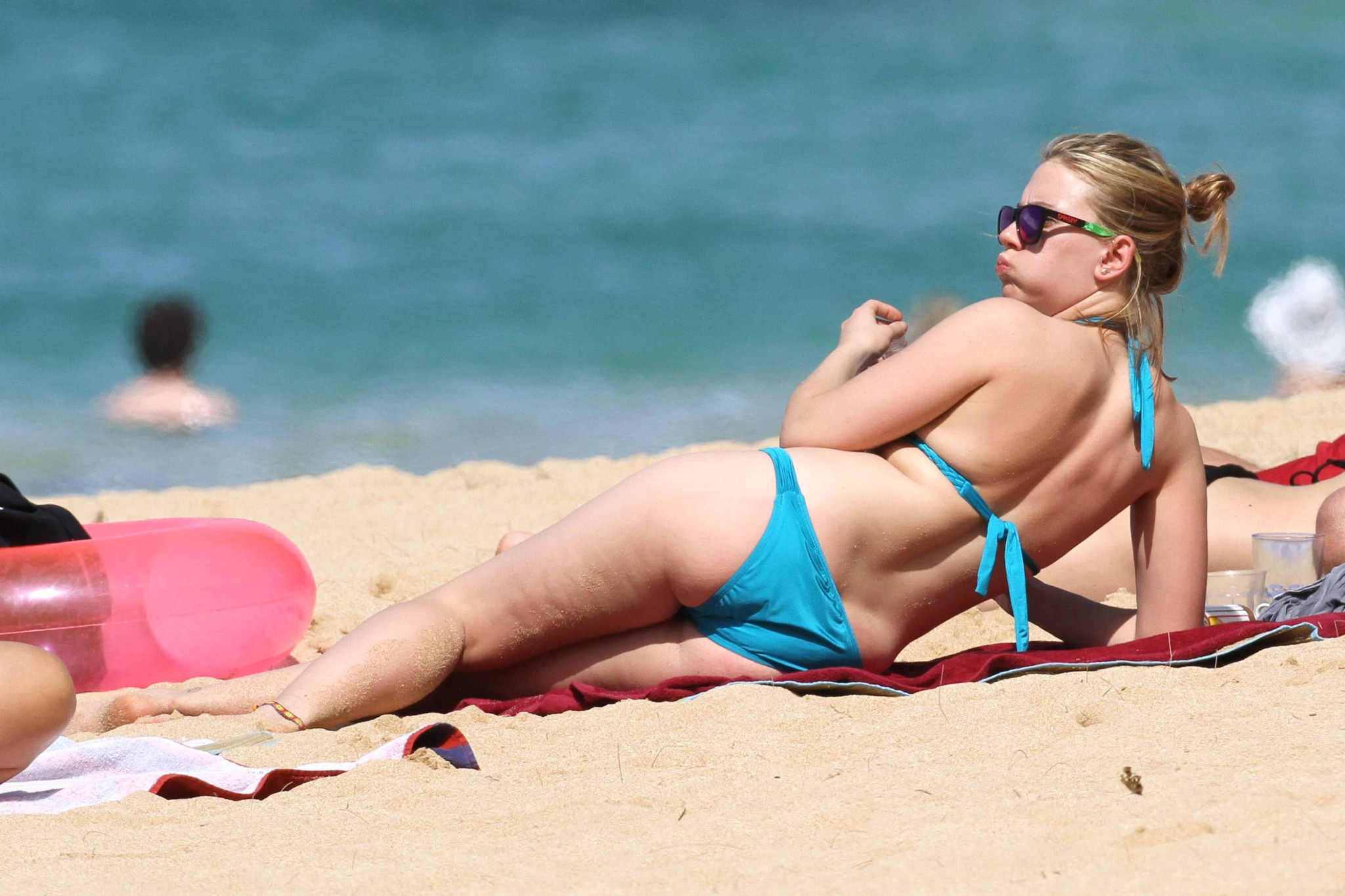 Scarlett johansson portant un bikini bleu ciel sur une plage hawaïenne.
 #75274377