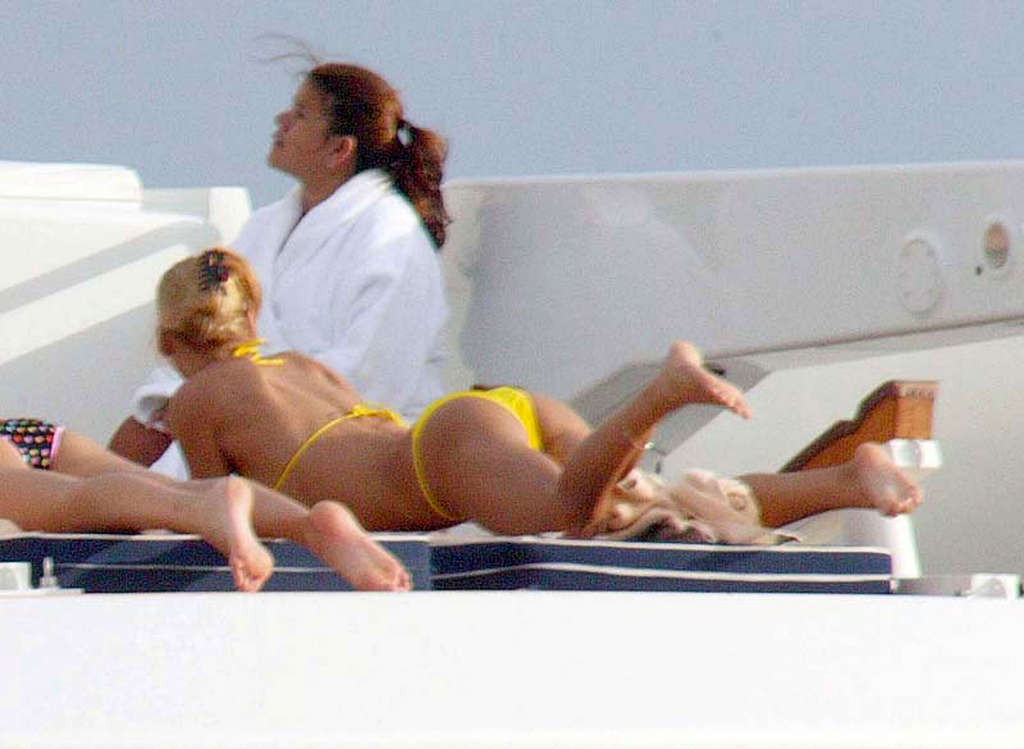 Anna Kournikova mostrando il suo corpo sexy e culo caldo in bikini giallo sulla spiaggia
 #75361976