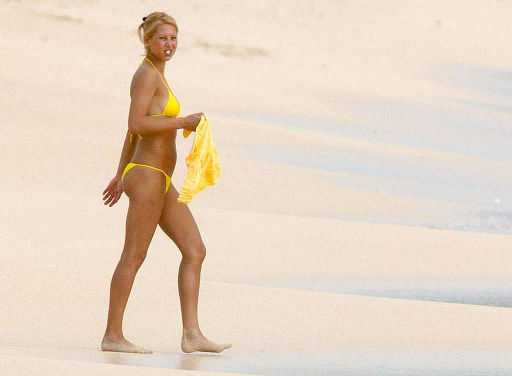 Anna Kournikova montrant son corps sexy et son cul sexy en bikini jaune sur la plage.
 #75361982