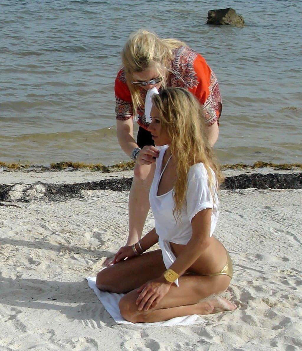 Anna Kournikova montrant son corps sexy et son cul sexy en bikini jaune sur la plage.
 #75362046