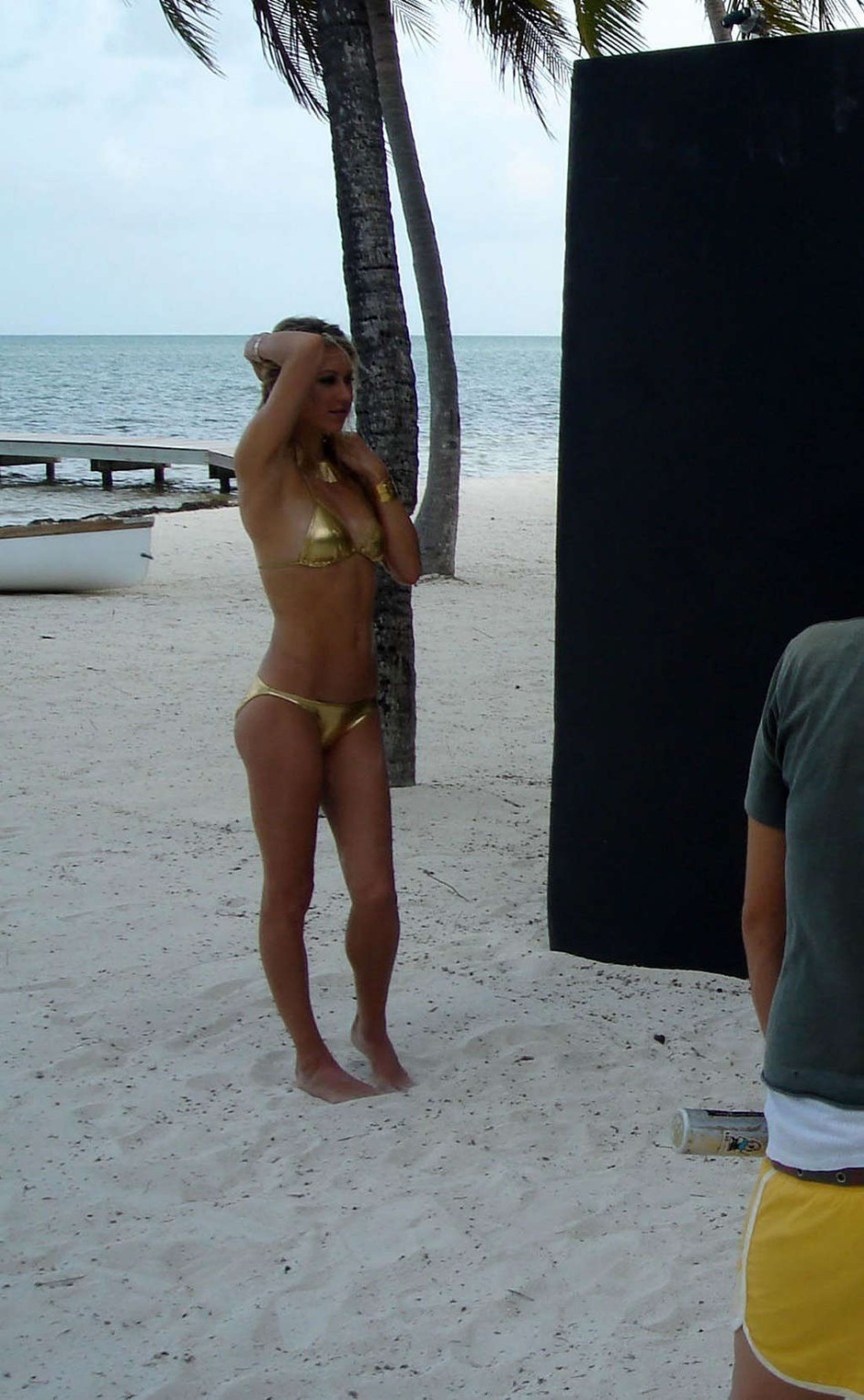 Anna Kournikova montrant son corps sexy et son cul sexy en bikini jaune sur la plage.
 #75362060