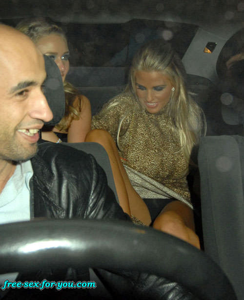 Katie price jordan zeigt höschen auf upskirt paparazzi bilder
 #75428399