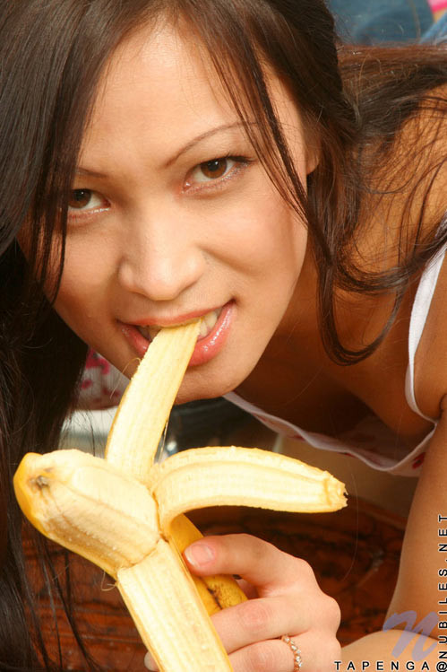 Hottie lässt ihr Haar herunter und schaut auf uns herab mit diesem verdammt heißen Arsch sexy loo
 #78747774
