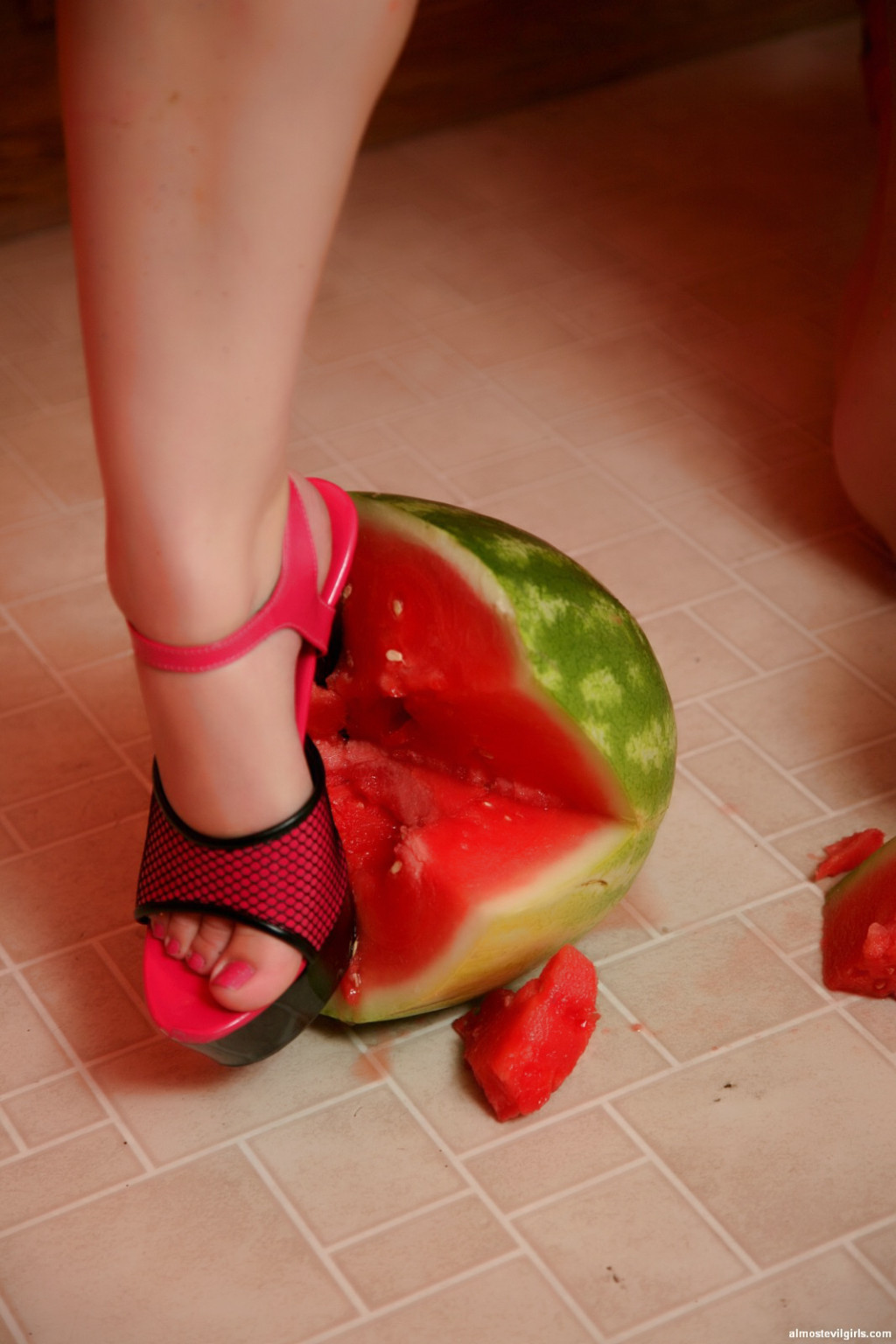 Amateur rot Kopf Punk Babe zerschlägt Wassermelone blinkt ihre kleinen Titten
 #67964356