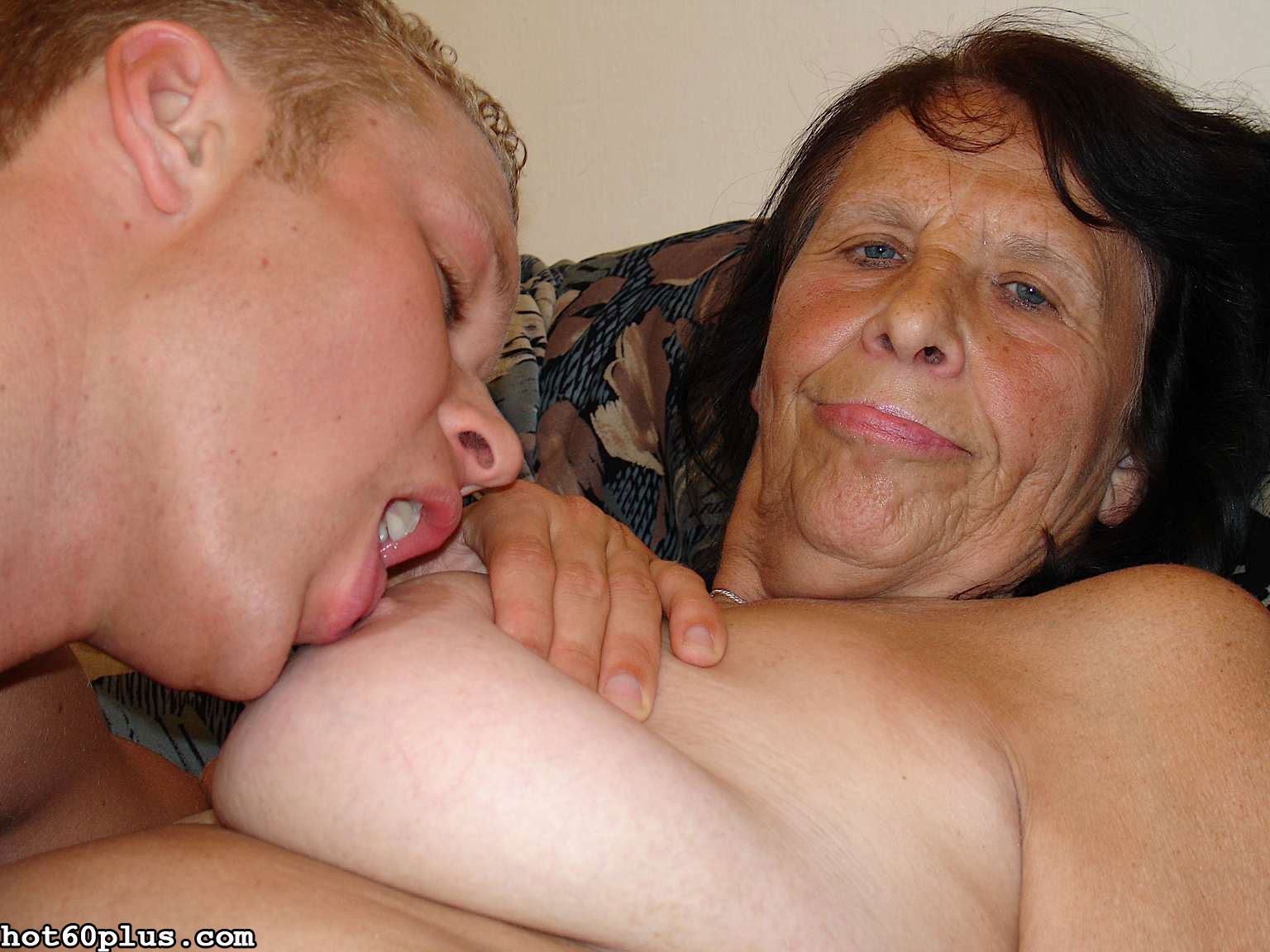 Une vieille femme au foyer se fait baiser par une jeune bite dans sa chatte humide
 #77192409