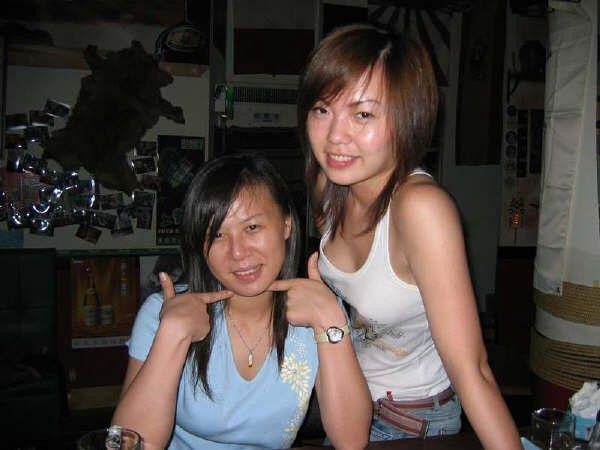 Pequeñas jóvenes asiáticas posando para la cámara
 #69903675