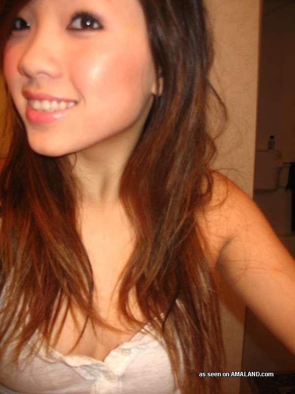 Hottie asiatique montrant ses seins fins dans les selfpics sexy
 #69738836