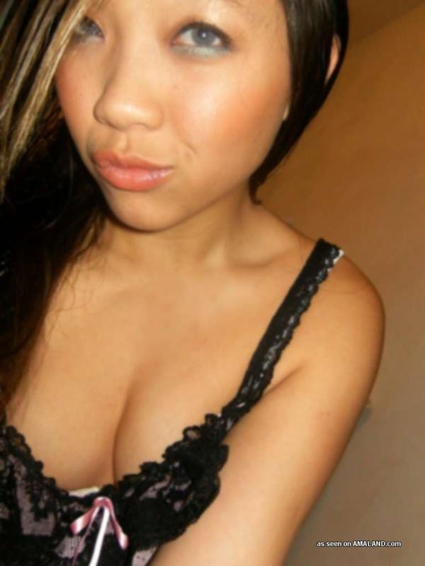 Hottie asiatique montrant ses seins fins dans les selfpics sexy
 #69738891