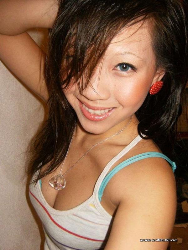 Hottie asiatique montrant ses seins fins dans les selfpics sexy
 #69738897