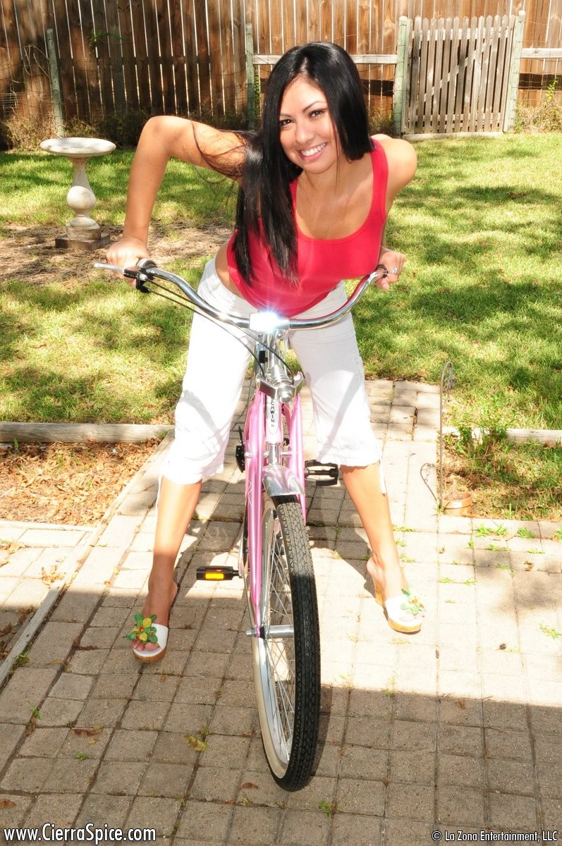 Joven latina americana montando en bicicleta en topless
 #77984836