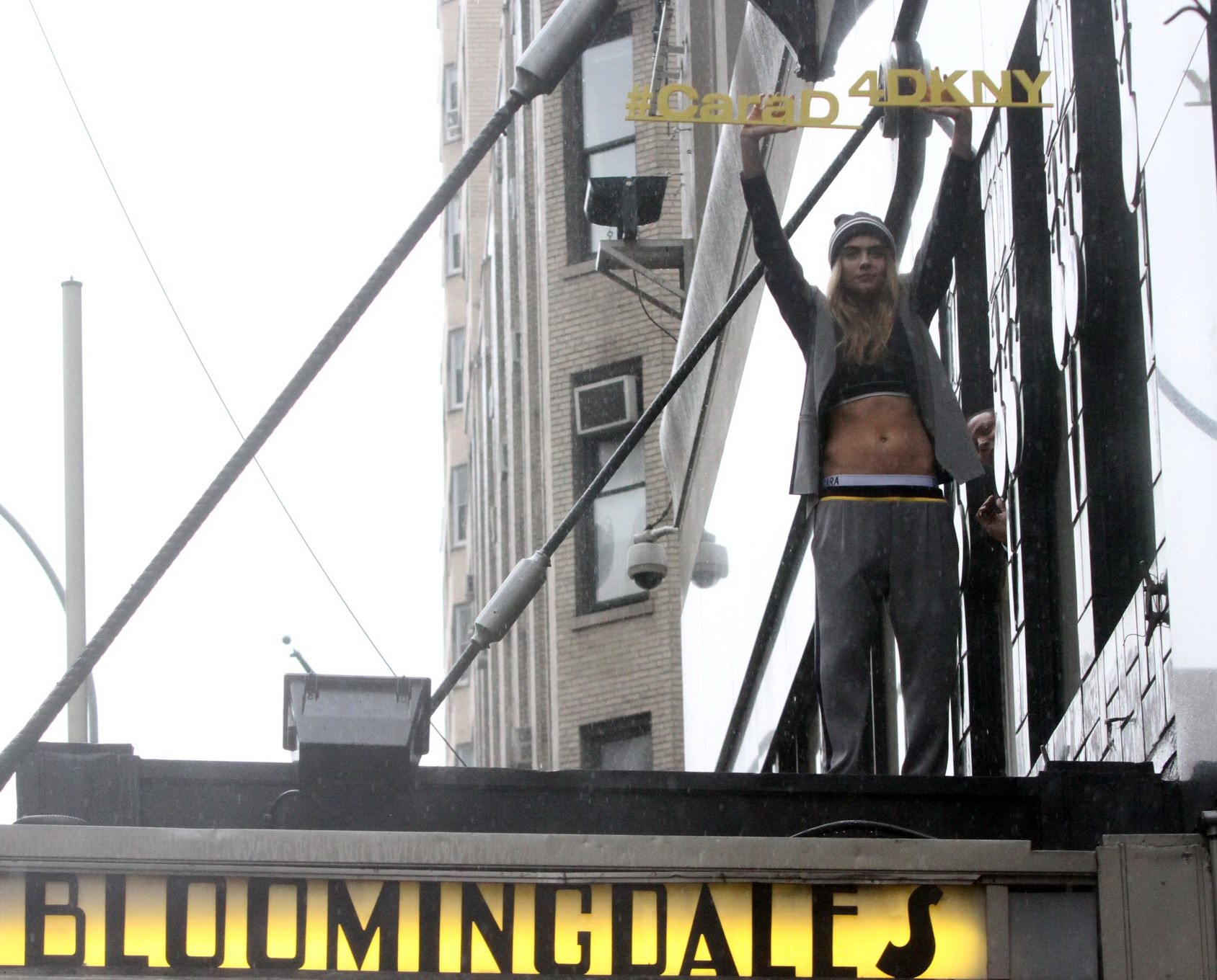 Cara Delevingne zeigt ihren Bauch bei der Vorstellung der Cara D for Dkny-Kapsel 
 #75183906