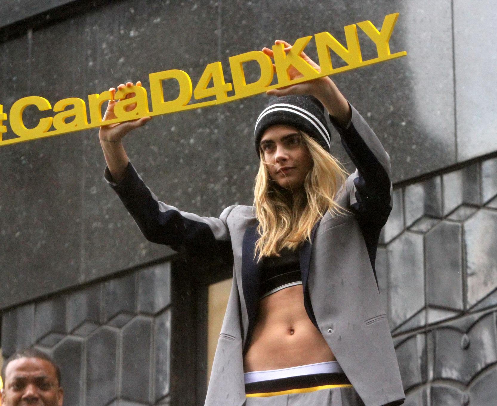 Cara delevingne montrant son ventre pour le lancement de la capsule cara d for dkny. 
 #75183912