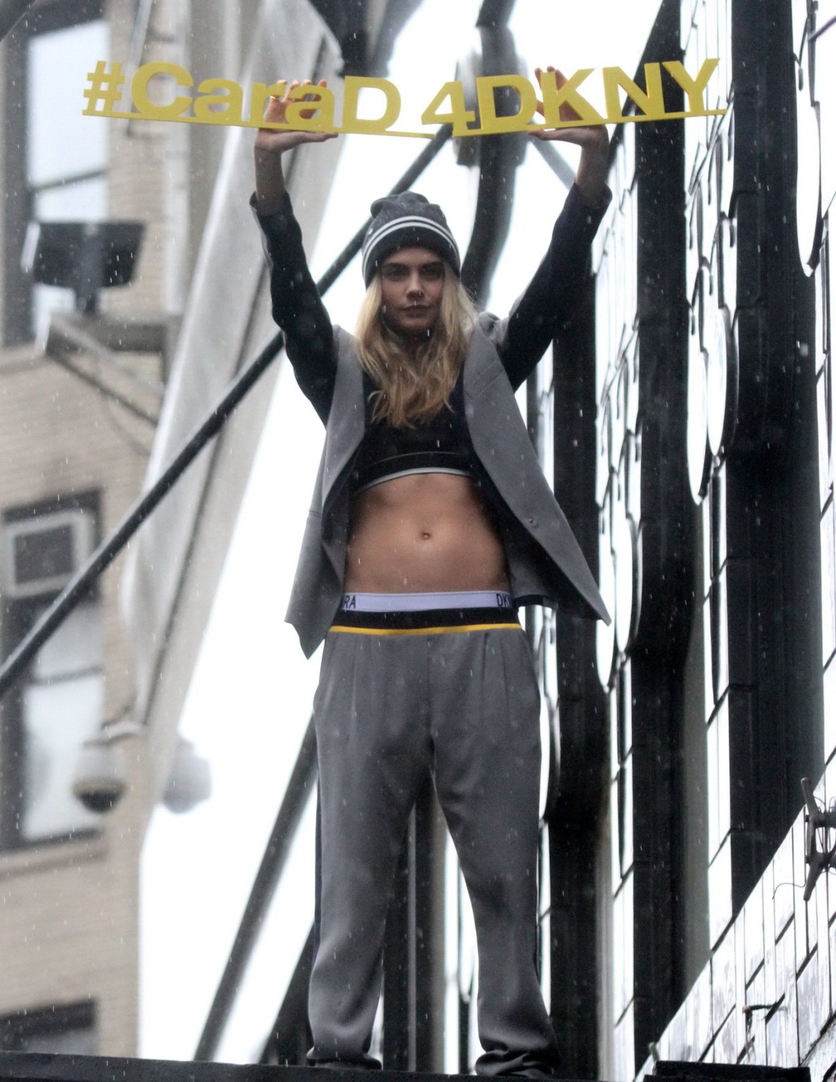 Cara delevingne montrant son ventre pour le lancement de la capsule cara d for dkny. 
 #75183915