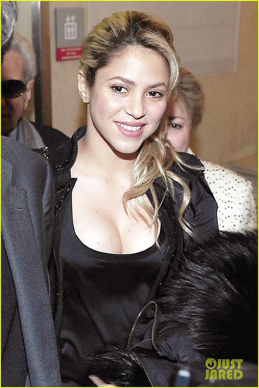 Shakira shows sexy body and boobs in huge cleavage #75228029