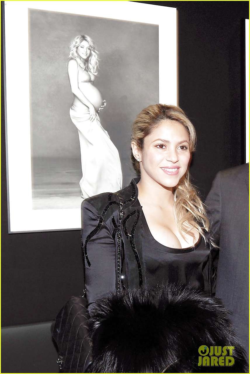 Shakira shows sexy body and boobs in huge cleavage #75228035