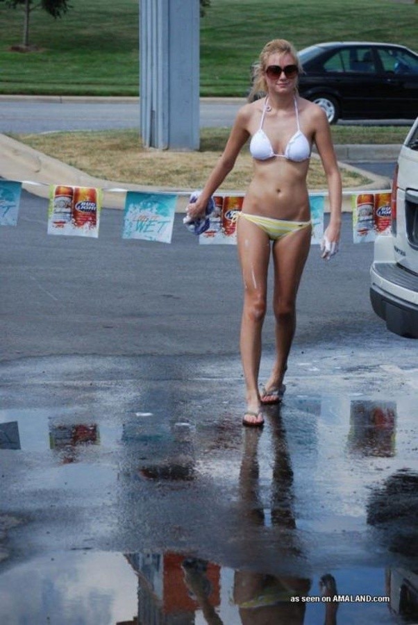 Recopilación de chicas en bikini para el lavado de coches mostrando sus cosas
 #67229154