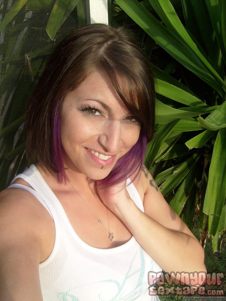 Hottie babe layla blinkt ihre tatoos an diesem in home pic shoot.
 #79351604