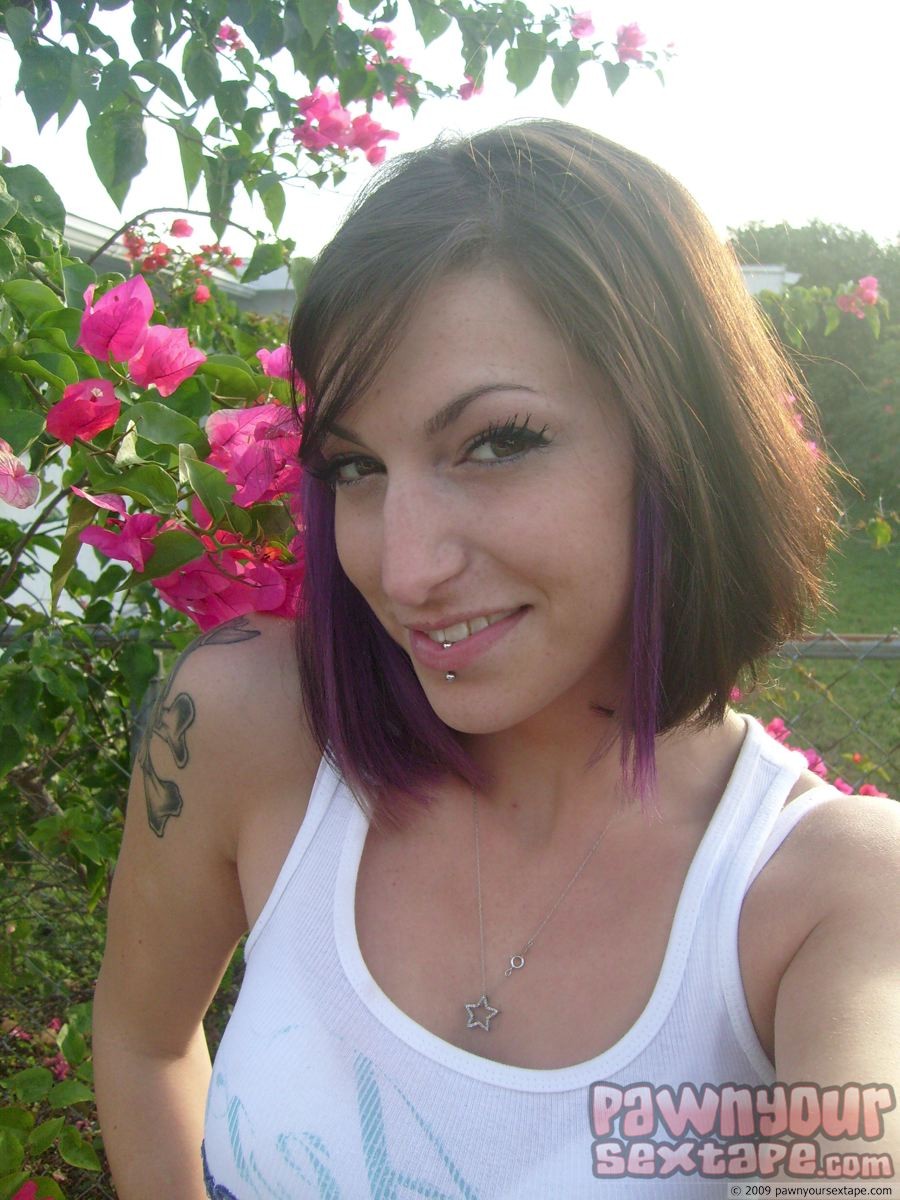 Hottie babe layla blinkt ihre tatoos an diesem in home pic shoot.
 #79351632