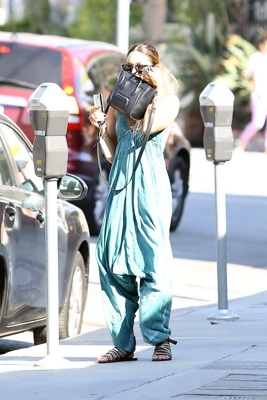 Vanessa hudgens senza reggiseno mostrando enorme scissione in abito blu bareback fuori in stud #75195579