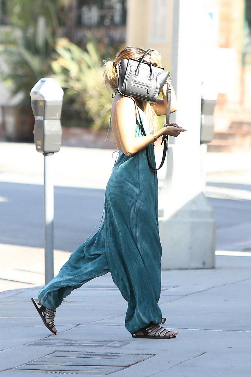 Vanessa hudgens braless zeigt riesiges Dekolleté in blauem Bareback-Kleid in stud
 #75195584