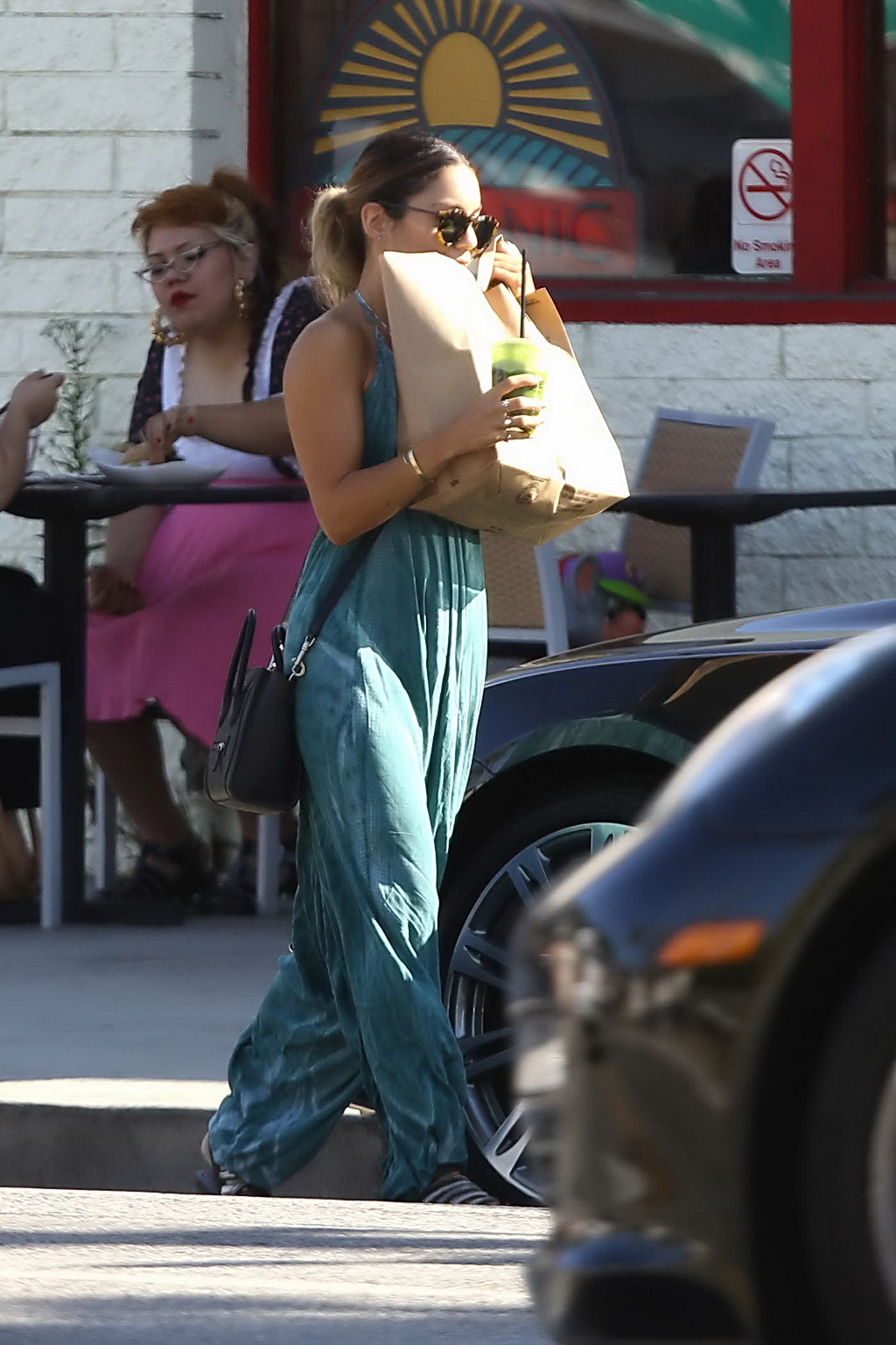 Vanessa hudgens braless zeigt riesiges Dekolleté in blauem Bareback-Kleid in stud
 #75195595