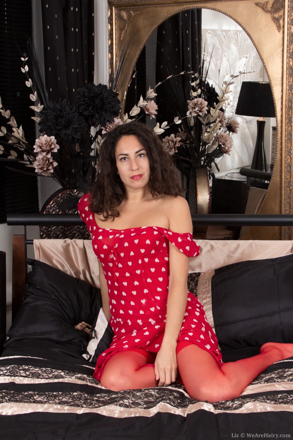 Liz strippt nackt in ihren roten Strümpfen und rotem Kleid
 #78294624