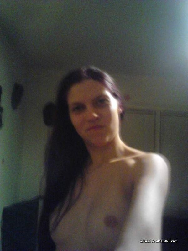 Femme amateur grincheuse s'exhibant nue
 #67578871
