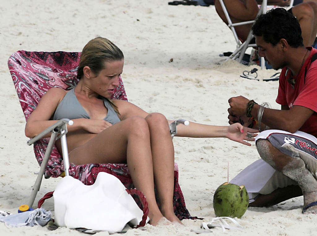 Juliana didone pasando tiempo en la playa y disfrutando de las olas
 #75371789