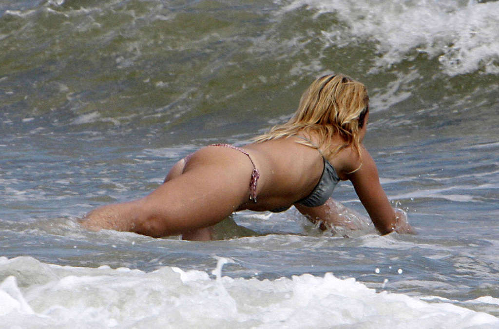 Juliana didone pasando tiempo en la playa y disfrutando de las olas
 #75371848