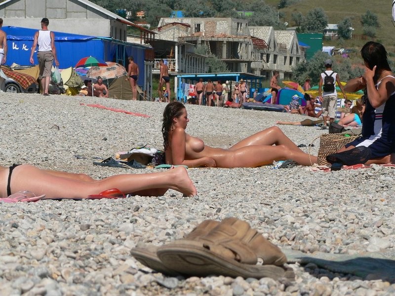 Curvaceous nude teen pose nell'acqua calda
 #72247333