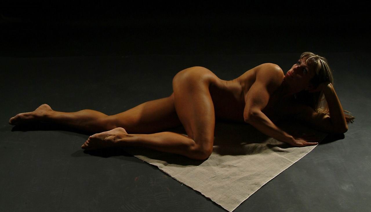 Schöne weibliche Bodybuilder posieren nackt
 #70998410